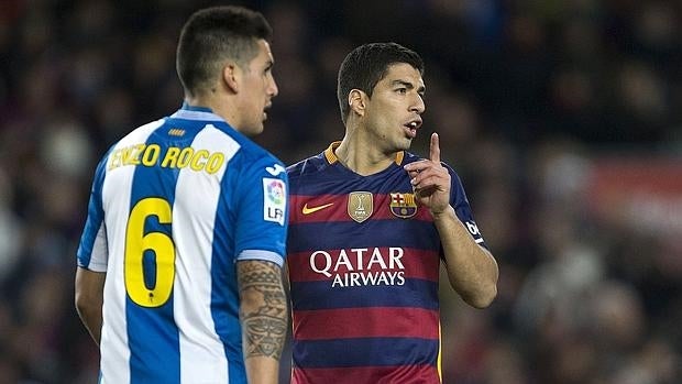 Luis Suárez, en plena polémica durante el derbi