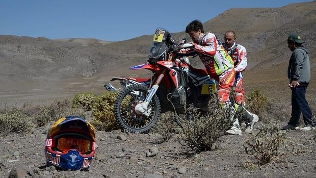 Joan Barreda, junto a su moto averiada