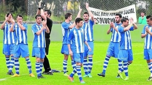 Los jugadores del Real Avilés saludan al público