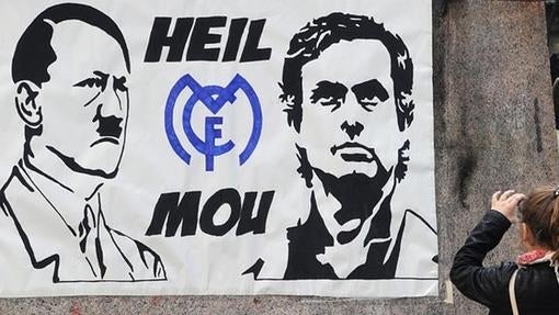 Pancarta en las inmediaciones del Bernabéu que compara a Mourinho con Hitler