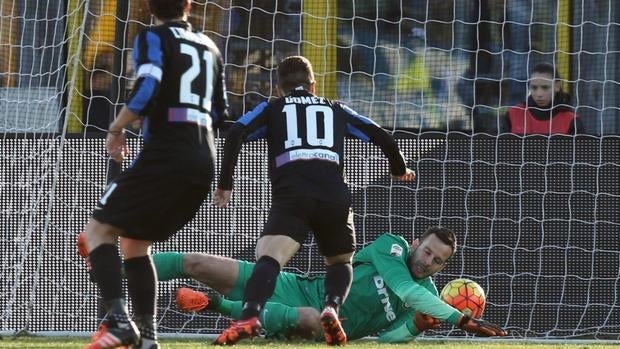 Handanovic en acción ante el Atalanta