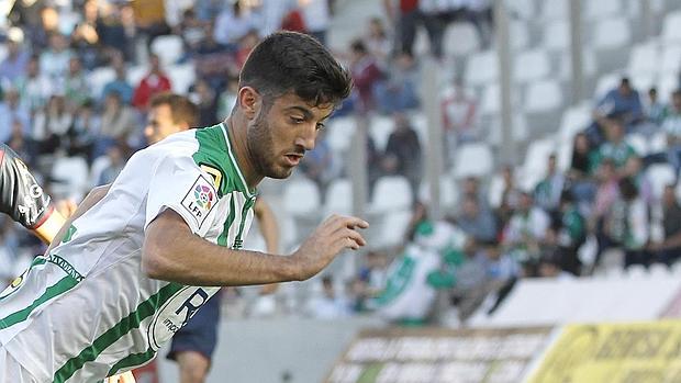 El extremo del Córdoba CF Nando realiza una acción en velocidad