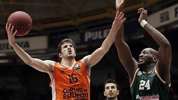 Ali Traore, del Limoges, intenta taponar un tiro de Pau Ribas