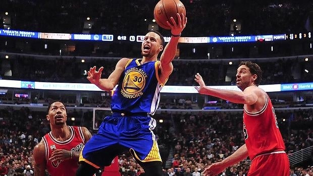 Curry entra a canasta entre Derrick Rose y Pau Gasol