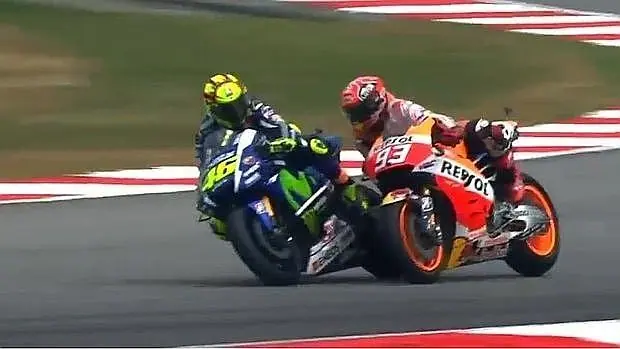 Momento del choque entre Rossi y Márquez en Sepang