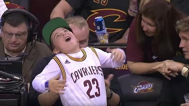 Loca celebración de un joven fan de los Cavaliers