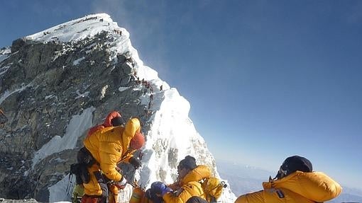 Alpinistas en el Escalón Hillary, en el Everest