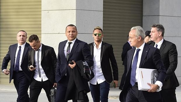 Neymar, a su llegada a la Audiencia Nacional acompañado de su padre y sus abogados