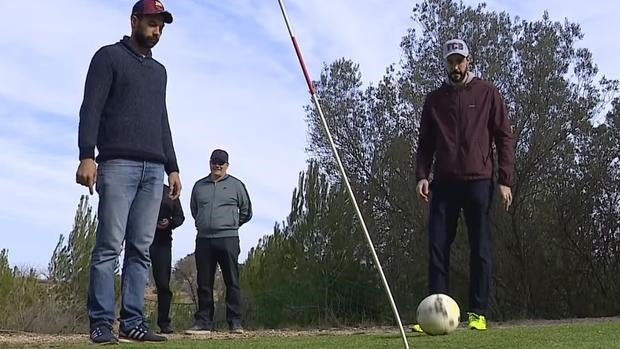 Los jugadores del Barcelona se relajan con el «futgolf»