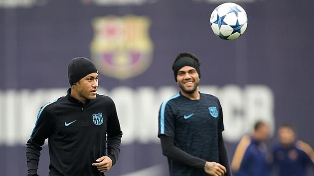 Neymar y Alves, durante un entrenamiento