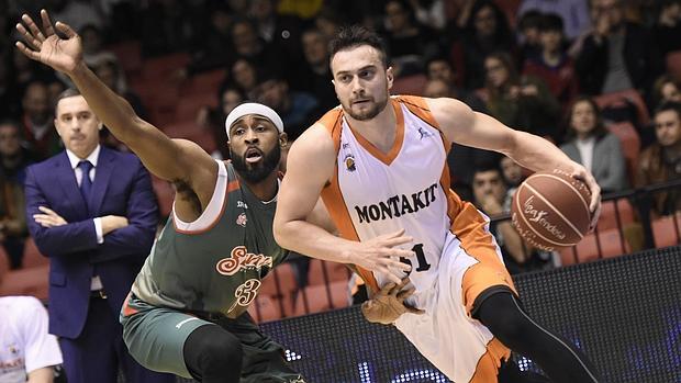 El escolta del Baloncesto Sevilla, LaDontae Henton ante el alero del Baloncesto Fuenlabrada, Ivan Paunic