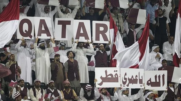 Aficionados qataríes en un partido de fútbol