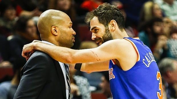 Calderón abraza a Fisher durante un partido