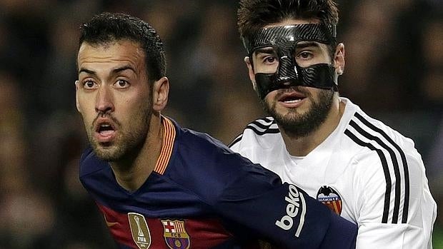 Busquets con Barragán en el último Barça-Valencia de Copa