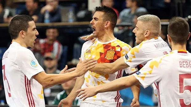 La selección española celebra uno de los tantos ante Portugal