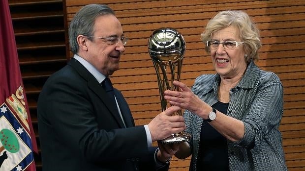 Florentino Pérez y Manuela Carmena, con la Copa del Rey