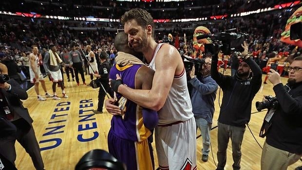 Kobe Bryant y Pau Gasol, antes del partido