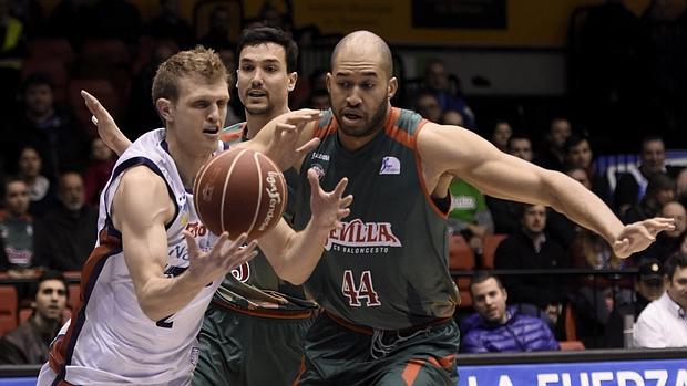 El pívot jamaicano del Baloncesto Sevilla, Jerome Jordan defiende el escolta del Rio Natura, Tyler Haws