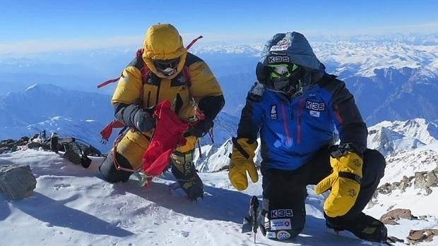 Alex Txikon (derecha) y Ali Sadpara en la cumbre del Nanga Parbat