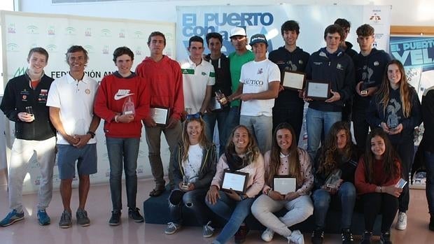 Los ganadores con los trofeos