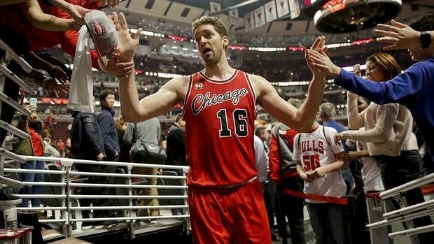 Pau Gasol saluda a los aficionados durante el partido ante los Bucks