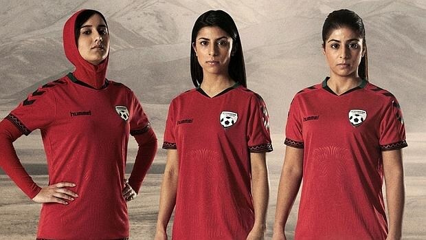 Fotografía con la nueva camiseta de la selección femenina afgana