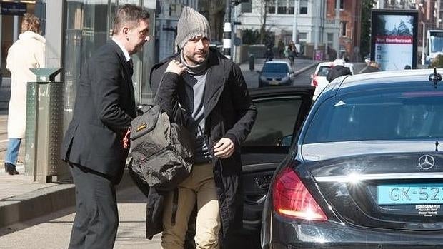 Pep Guardiola sale de un taxi en Amsterdam