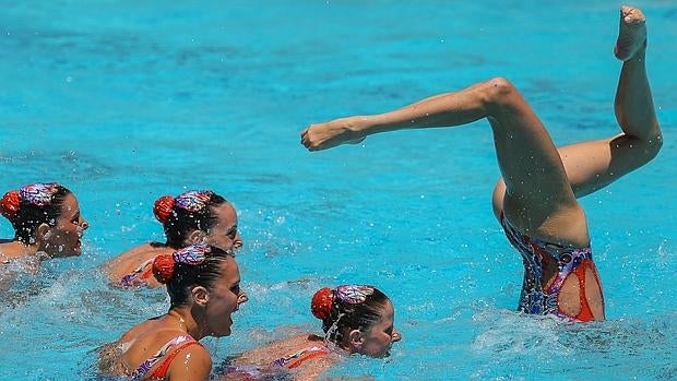 El equipo español de natación sincronizada, durante su ejercicio en el preolímpic