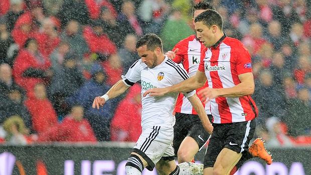 Raúl García da ventaja al Athletic