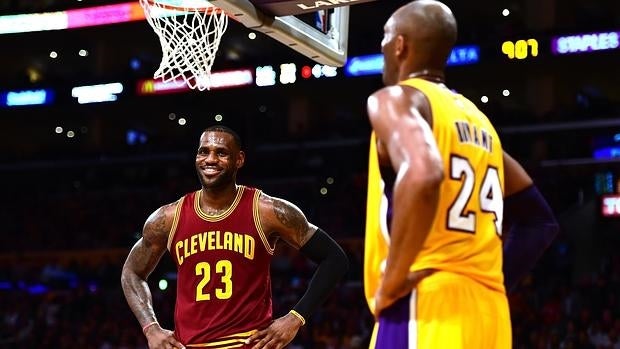 LeBron James y Kobe Bryant, durante el partido