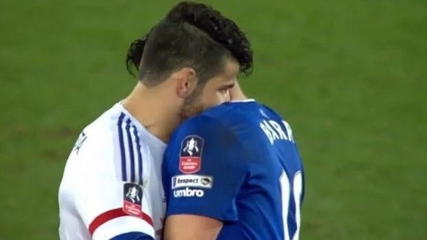 Diego Costa pierde la cabeza: escupe al árbitro y muerde a un rival