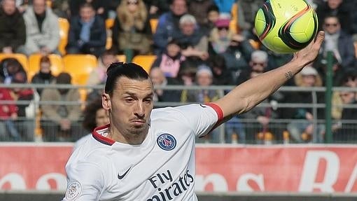 Ibrahimovic intenta controlar el balón