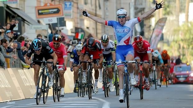 Arnaud Demare levanta los brazos en la llegada de la Milán-San Remo