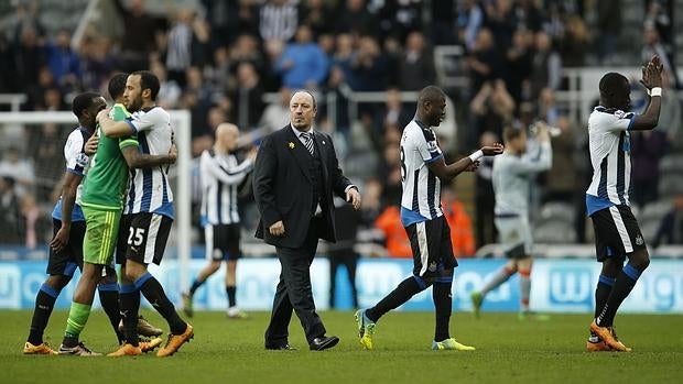 Rafa Benítez, junto a varios jugadores del Newcastle, al acabar el partido