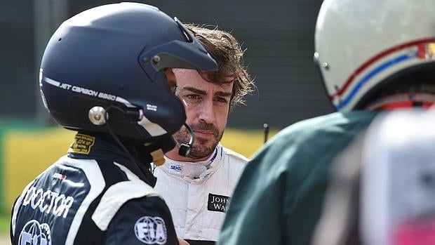 Alonso, con los médicos tras el accidente