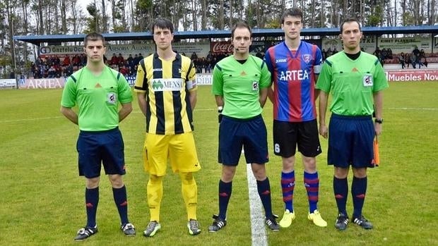 Los capitanes de portugalete y Leioa con el trío arbitral