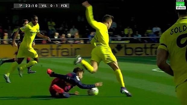 Piqué se salva de una clara expulsión y podrá jugar el clásico