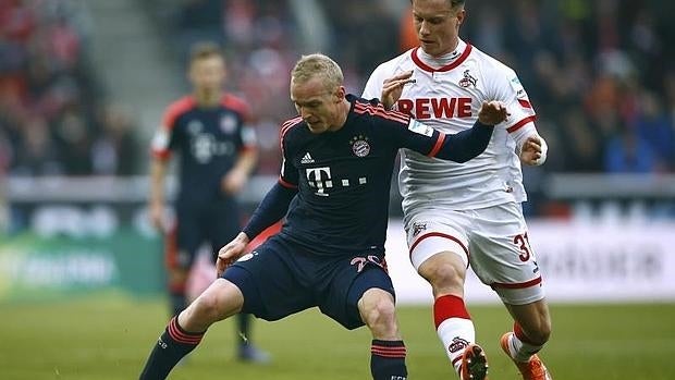 Sebastian Rode, jugador del Bayern Múnich, protege la pelota en la imagen