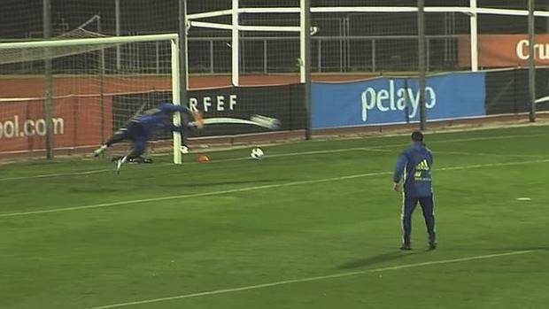 Casillas presume de reflejos en la selección