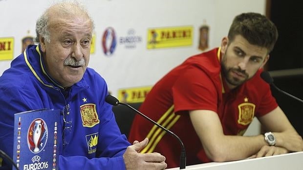 Piqué, junto al seleccionador Del Bosque