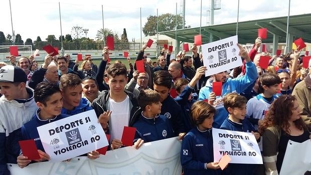 Vecinos de El Palo se han concentrado hoy para condenar la agresión