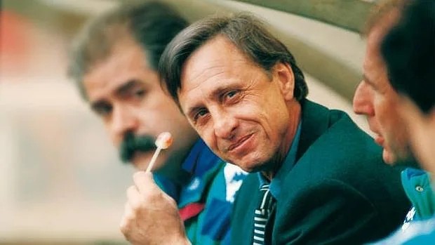 Johan Cruyff, en el banquillo del Barcelona con un chupa-chups