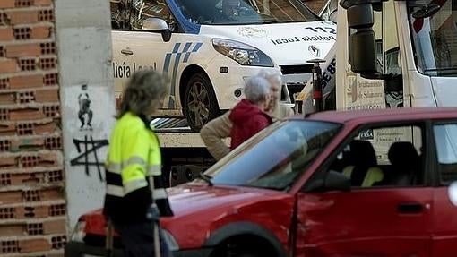 Un vehículo policial y uno de los coches implicados en el accidente