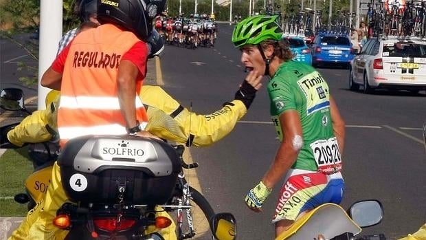 Ciclistas atropellados por las motos en las carreras