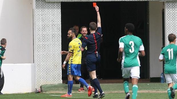 La defensa del Cádiz CF pende de un hilo