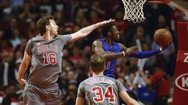 Pau Gasol intenta taponar a Reggie Jackson durante el Bulls-Pistons