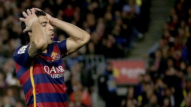 Luis Suárez se lamenta después de un fallo en el clásico