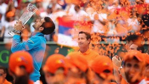 Novak Djokovic celebra el título en Miami