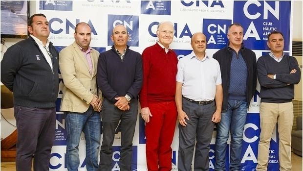 Foto de grupo de la organización y autoridades durante la presentación