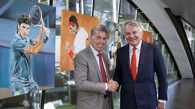 Ignacio Garralda (d), presidente de Mutua Madrileña, y el director del Mutua Madrid Open, Manolo Santana